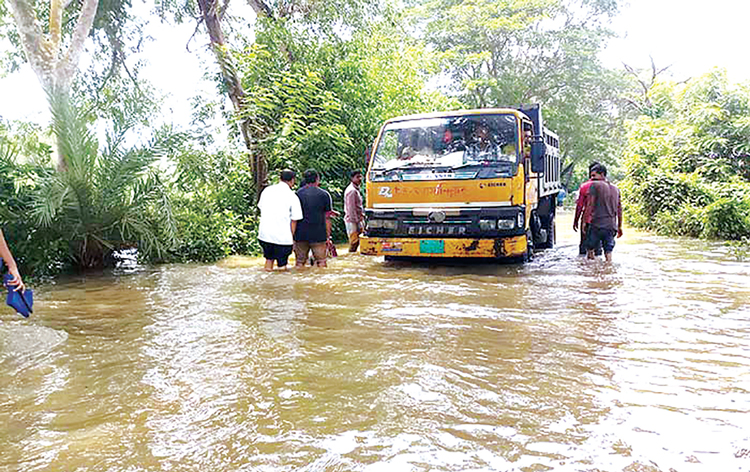 ফেনী-পরশুরাম সড়ক যোগাযোগ বন্ধ