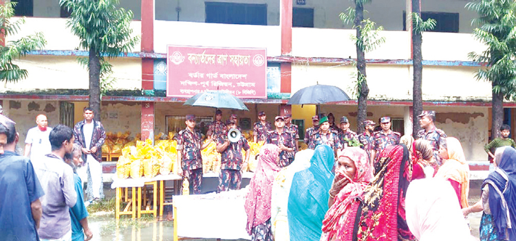 বিজিবি’র উদ্যোগে দুস্থদের মধ্যে ত্রাণসামগ্রী বিতরণ