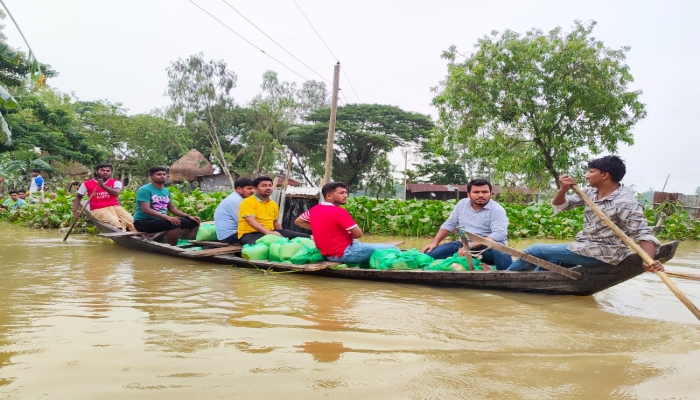 বন্যার্তদের খাদ্য সামগ্রী বিতরণ করলেন কক্সবাজার জেলা ছাত্রলীগ