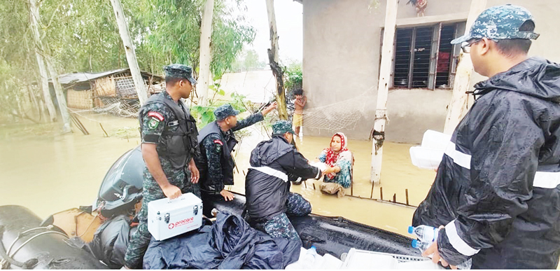 কক্সবাজারে নৌবাহিনীর জরুরি খাদ্যসামগ্রী প্রদান অব্যাহত