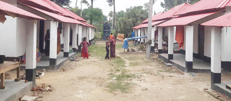 পুঠিয়ায় আশ্রয়ণ প্রকল্পে নেই যাতায়াতের রাস্তা