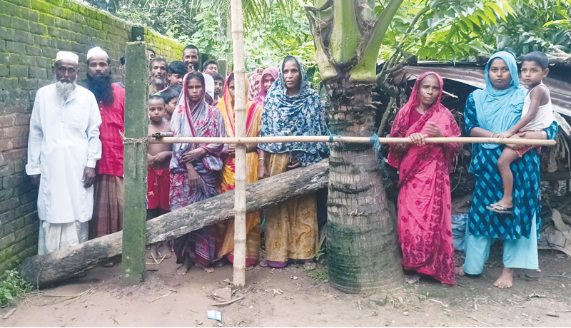 রাস্তা বন্ধ করে দিল এক পক্ষ কর্মহীন অর্ধশত পরিবার