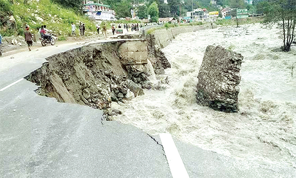 হিমাচলে ভারি বৃষ্টিতে সড়কে ধস