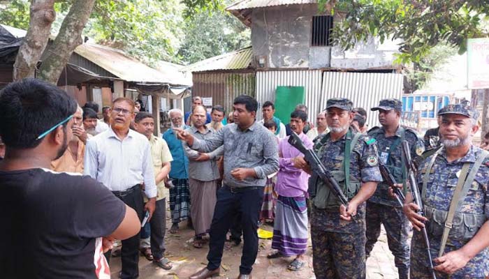 মানিকগঞ্জে অতিরিক্ত মূল্যে ডিম বিক্রি করায় তিন প্রতিষ্ঠানকে জরিমানা