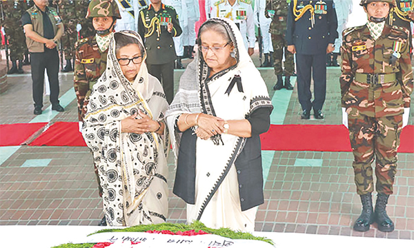 টুঙ্গিপাড়ায় বঙ্গবন্ধুর সমাধিতে বোন রেহানাকে নিয়ে প্রধানমন্ত্রীর শ্রদ্ধা