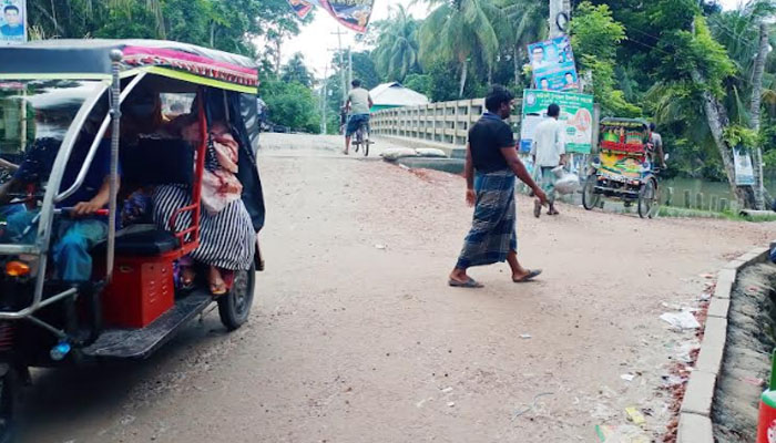 কাউখালীতে ব্রীজের এপ্রোচ কাজ ধীর গতিতে, ভোগান্তিতে হাজার হাজার মানুষ