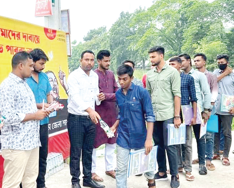 এইচএসসি পরীক্ষার্থীদের কলম ও পানি দিল ছাত্রলীগ