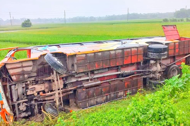 বরগুনায় পিকনিকের বাস খাদে পড়ে নিহত ১, আহত ১৮ 