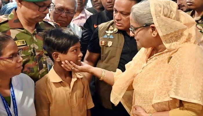 শিক্ষামন্ত্রীর ৫লাখ টাকার চেক পেল সেই রাব্বি