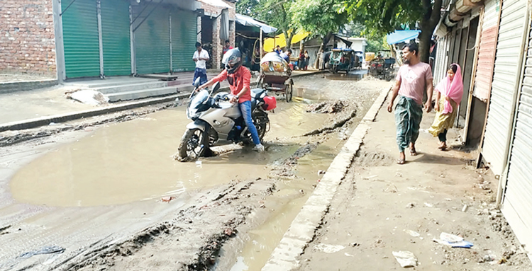 খানাখন্দে ভরা সড়ক হাজারো মানুষের দুর্ভোগ