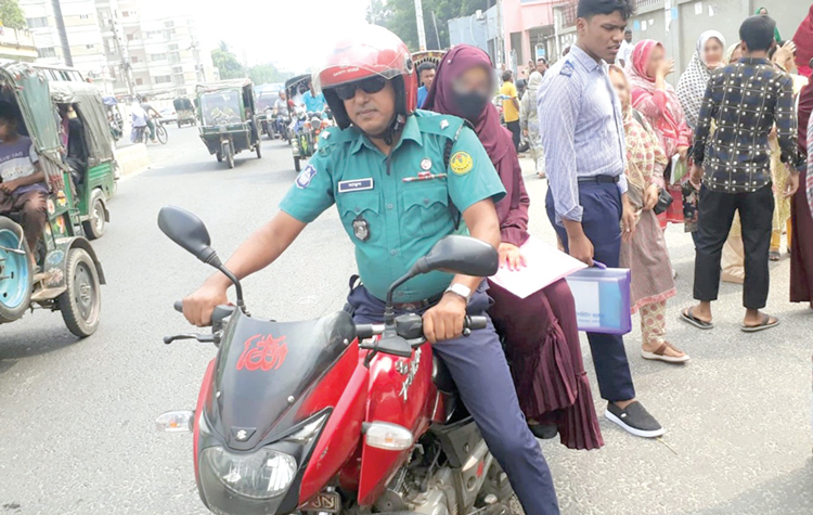 রাজশাহীতে কেন্দ্র ভুল করা এক পরীক্ষার্থীকে সঠিক কেন্দ্রে পৌঁছে দিল পুলিশ