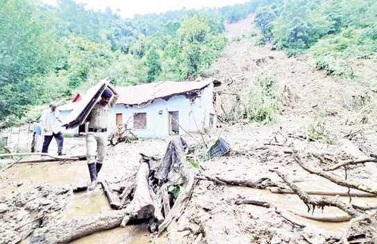 ভারি বৃষ্টিতে হিমাচল প্রদেশে ৭৪ মৃত্যু