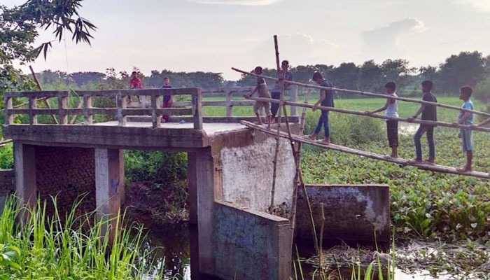 ব্রীজের সংযোগ সড়ক না থাকায় সাঁকো দিয়ে ঝুঁকি নিয়ে পারাপার করছে স্থানীয়রা