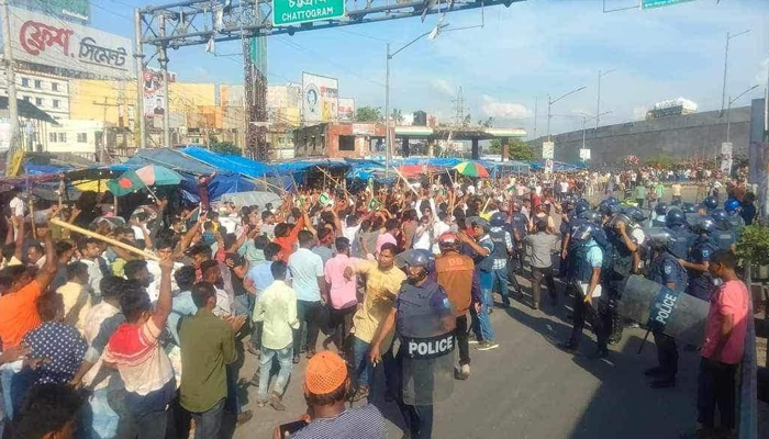 নারায়ণগঞ্জে পুলিশের সঙ্গে বিএনপি নেতাকর্মীদের ব্যাপক সংঘর্ষ, গুলিবিদ্ধসহ আহত ১০