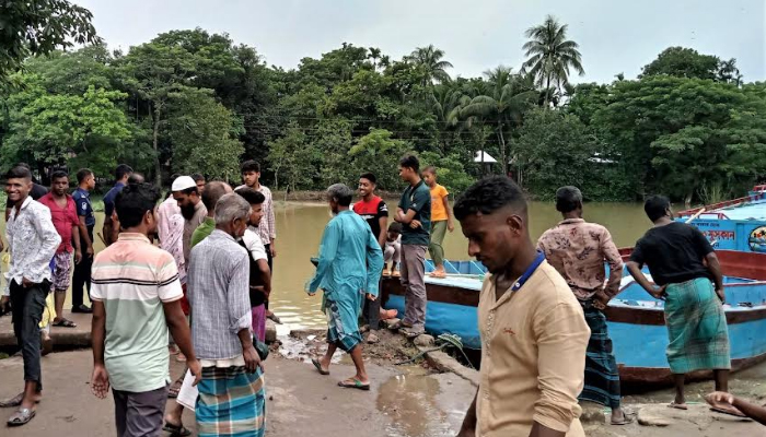 নেত্রকোনায় কংস নদে ধান বোঝাই নৌকা ডুবি, শ্রমিক নিখোঁজ