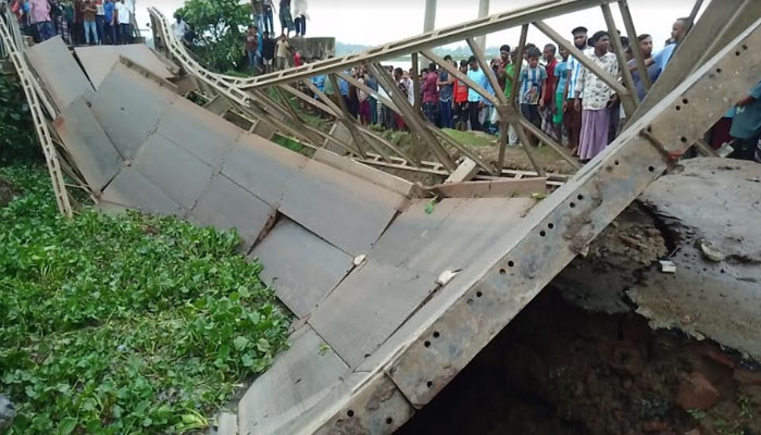 সুনামগঞ্জে ব্রীজ ভেঙে মালবাহী ট্রাক নদীতে, নিখোঁজ ২