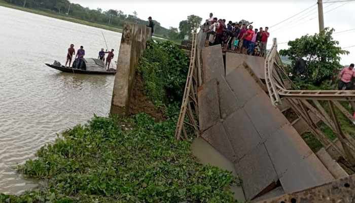 বেইলি ব্রীজ ভেঙে নদীতে পড়া ট্রাকের চালক ও হেলপারের মরদেহ উদ্ধার  