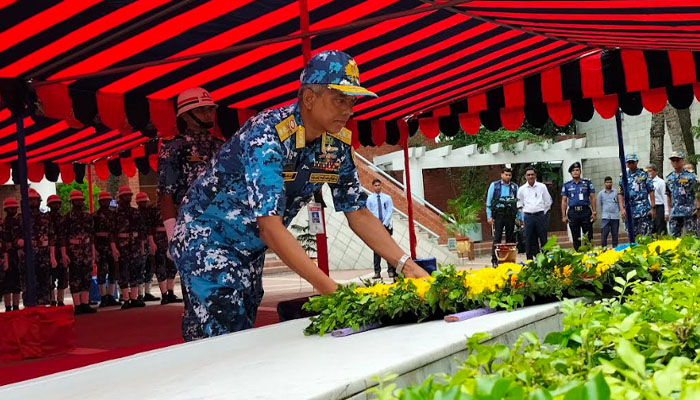 জাতির পিতার সমাধিতে কোস্ট গার্ড মহাপরিচালকের শ্রদ্ধা 