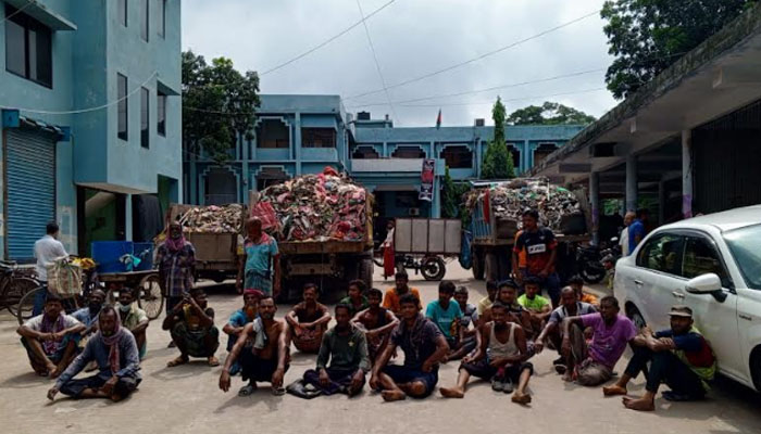 বকেয়া বেতনের দাবিতে সাতক্ষীরা পৌরসভায় অবস্থান কর্মসূচি