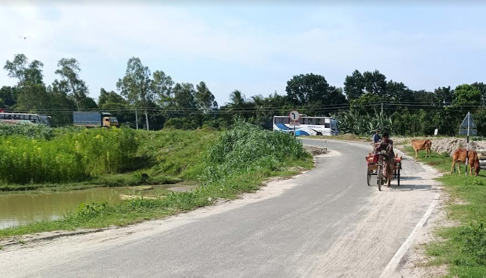 সিরাজগঞ্জে জরাজীর্ণ সড়ক মেরামত, দূর্ভোগ কাটলো এলাকাবাসীর