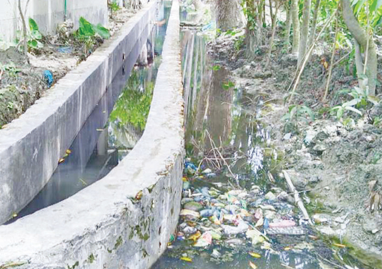 পটুয়াখালীতে খালদখল করে ড্রেন নির্মাণ