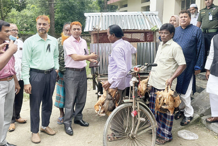 ক্ষুদ্র নৃ-গোষ্ঠীর ৪২ পরিবারের মধ্যে হাঁস-মুরগি বিতরণ