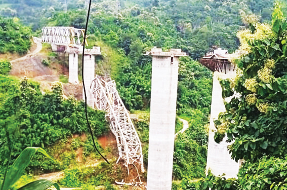 ভারতে নির্মাণাধীন রেল সেতু ভেঙে পড়ে নিহত ১৭