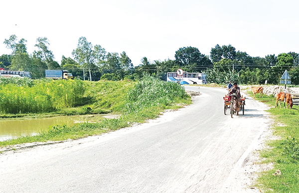 সিরাজগঞ্জে জরাজীর্ণ সড়ক মেরামত