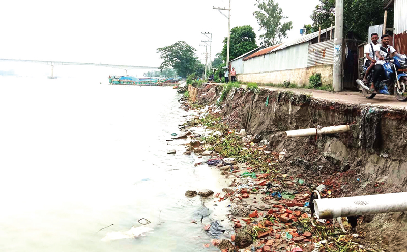 ভাঙনের কবলে মুক্তারপুর রিকাবীবাজার সড়ক