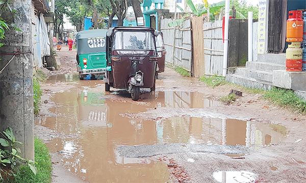 হাটহাজারির রাজচন্দ্র সড়কের বেহাল দশা, চলাচলে দুর্ভোগ