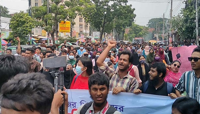 সাত কলেজ শিক্ষার্থীদের ফের নীলক্ষেতে অবস্থান