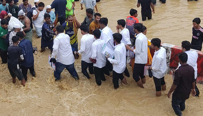 জলাবদ্ধতা, এইচএসসি পরীক্ষা এক ঘণ্টা দেরিতে শুরু