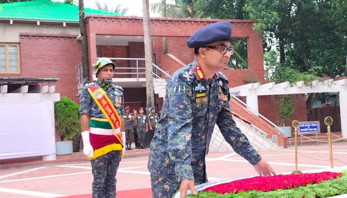 বঙ্গবন্ধুর সমাধিতে আনসার ও গ্রাম প্রতিরক্ষা বাহিনীর মহাপরিচালকের শ্রদ্ধা