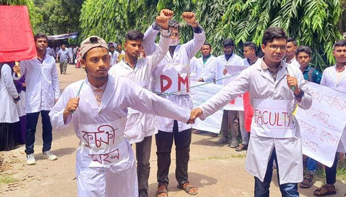 সিরাজগঞ্জে ৪ দফা দাবিতে ম্যাটস শিক্ষার্থীদের ক্লাস বর্জন ও ধর্মঘট