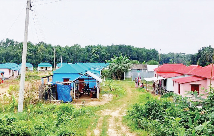 ঘর পেয়ে ঘরে ঘরে আনন্দ