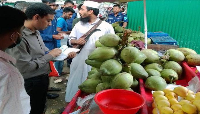 টাঙ্গাইলে ডাবের দোকানে ভোক্তা অধিকারের অভিযান