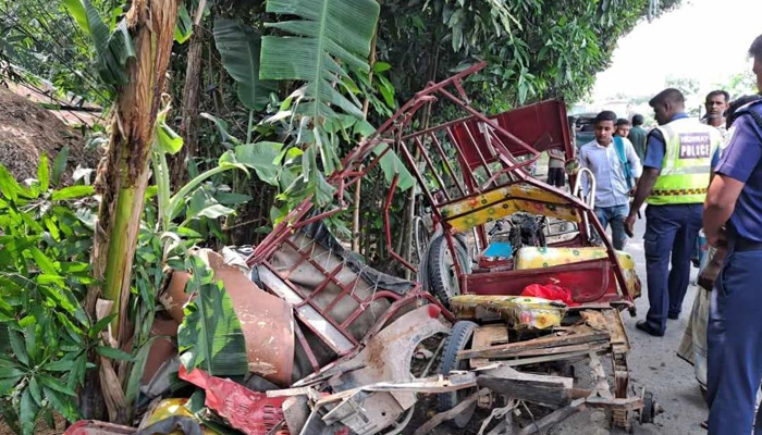 নান্দাইলের বাসের ধাক্কায় শিক্ষক ও কলেজছাত্রী নিহত, আহত-৩