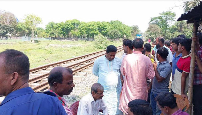 রেললাইনে বসে ফ্রি-ফায়ার খেলায় মগ্ন, ট্রেনে কাটা পড়ে মৃত্যু