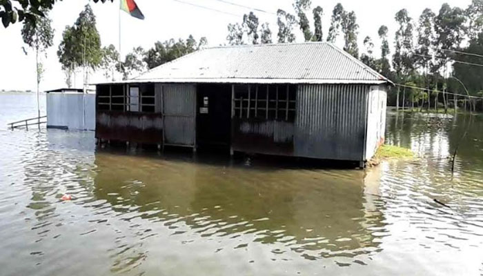 যমুনার পানি বিপদসীমা ছুঁই ছুঁই, চরাঞ্চলের মানুষের দূর্দশা বাড়ছে