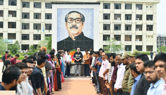 শোকাবহ আগস্টের শেষ দিনে নোবিপ্রবি উপাচার্যের শ্রদ্ধা নিবেদন