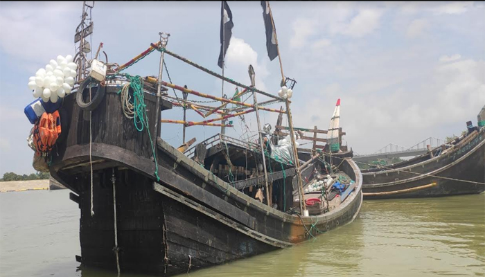 ট্রলারে গ্যাস সিলিন্ডার বিস্ফোরণ, ১২ জেলে অগ্নিদগ্ধ