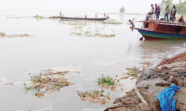 পানিবন্দি তিন উপজেলার চরাঞ্চলের মানুষ