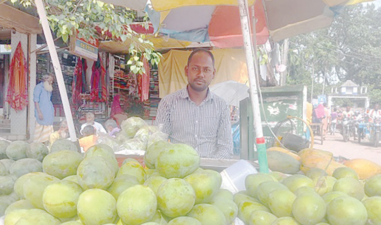 ফল বিক্রি করে দরিদ্রতা জয় করতে চায় নব কুমার