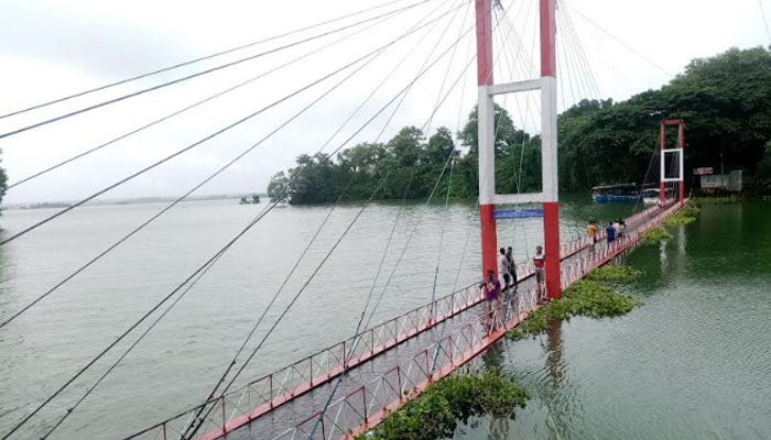 পা‌নি‌তে ডু‌বে গে‌ছে রাঙামা‌টির ঝুলন্ত সেতু‌