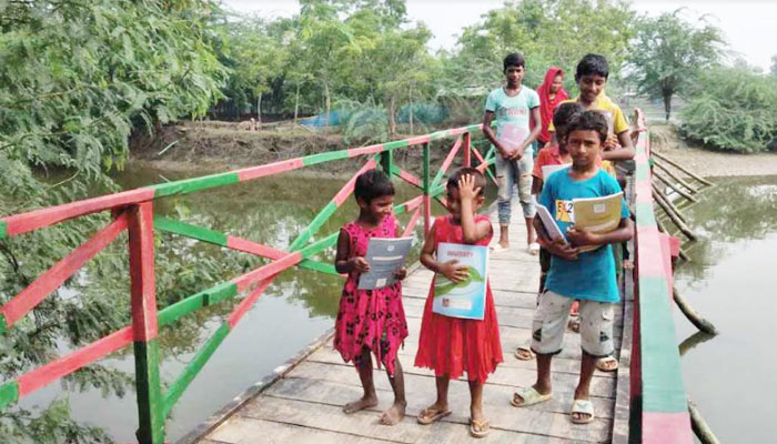 সাতক্ষীরার শ্যামনগরে চুনা খালের সেতুটি দুই গ্রামের মানুষের নাড়ির বন্ধন