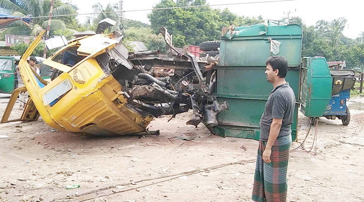 ভৈরবে ট্রেনের ধাক্কায় দুমড়ে-মুচড়ে গেল পাটবোঝাই ট্রাক