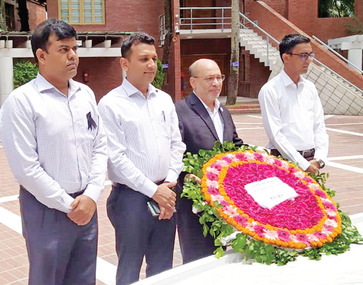 টুঙ্গিপাড়ায় বঙ্গবন্ধুর সমাধিসৌধে নবনিযুক্ত তথ্য কমিশনারের শ্রদ্ধা