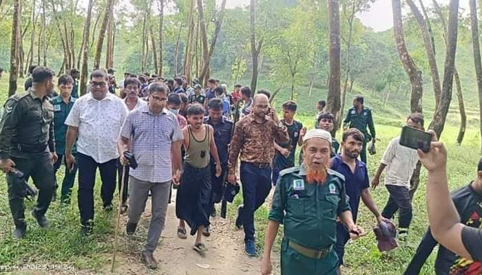 টেকনাফে গহীন পাহাড়ে শ্বাসরুদ্ধ অভিযান : অপহৃত ৩ বনপ্রহরী উদ্ধার