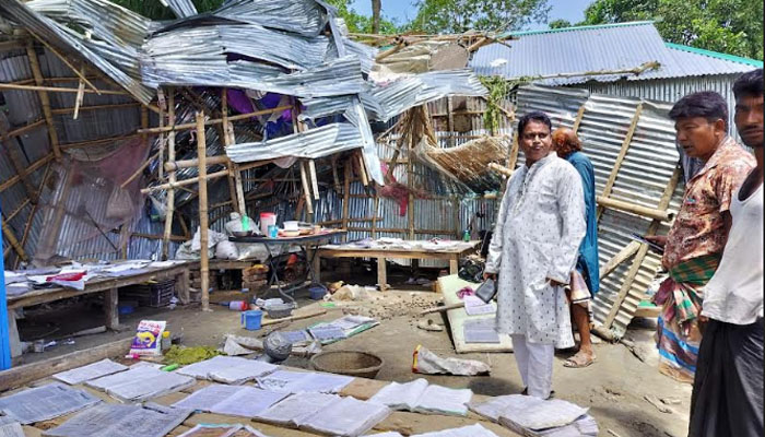 নেত্রকোণায় ঝড়ে ঘরবাড়ি ও গাছপালা বিধ্বস্ত, নৌকাডুবি, মৃত্যুর আশঙ্কা