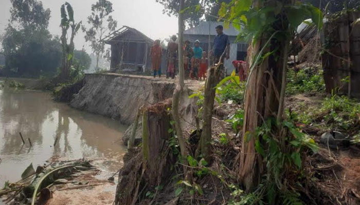 জামালপু‌রে নদী ভাঙনে বিলীন হচ্ছে বসত ভিটাসহ ফসলি জমি